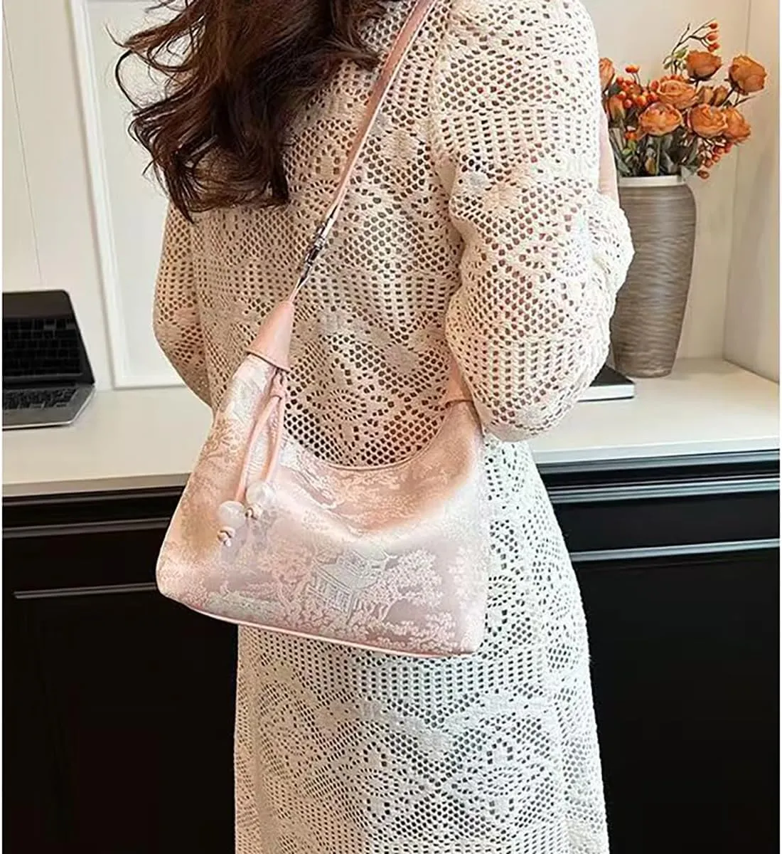 Chinese women's retro handbag, embroidered print design with unique shoulder bag, elegant temperament banquet gift