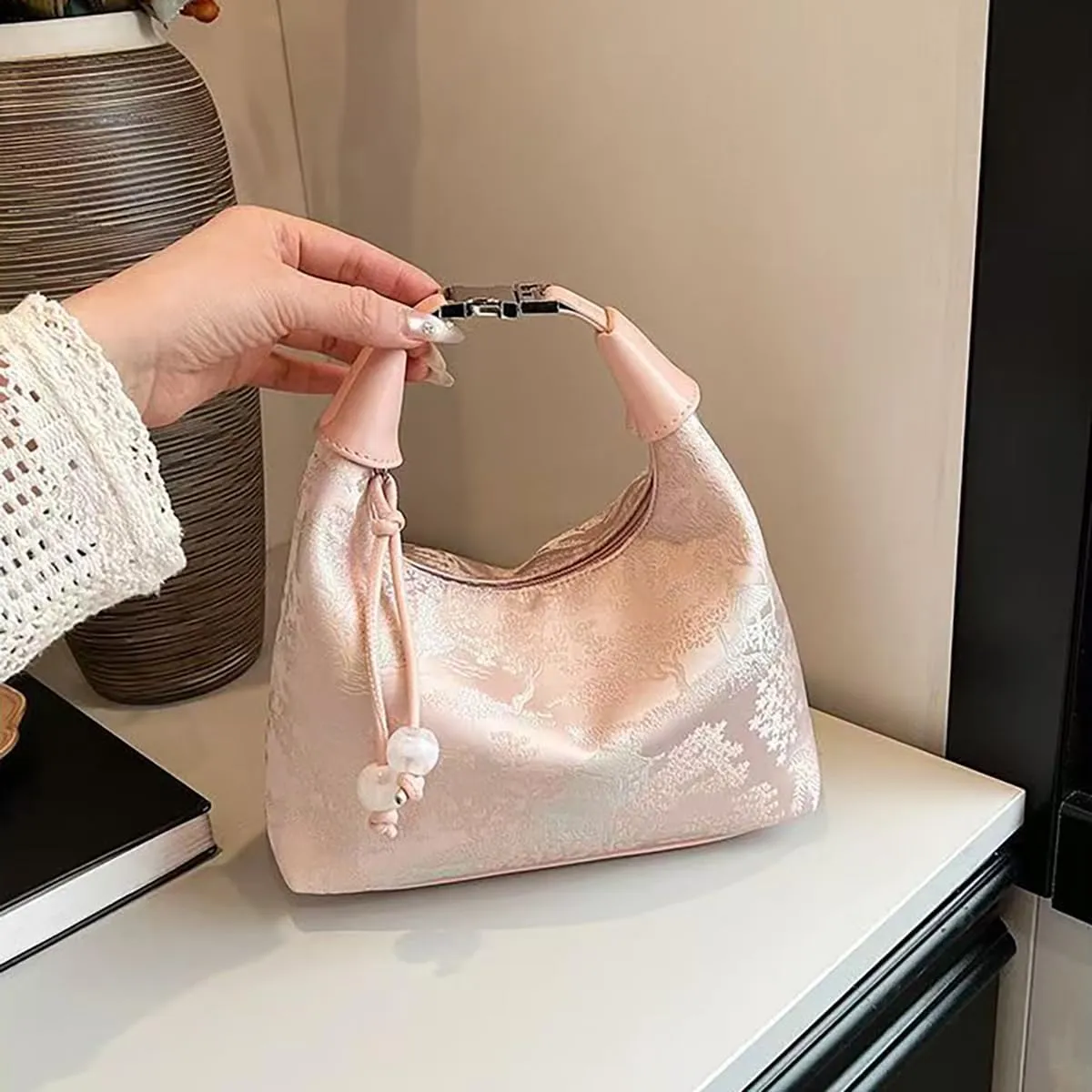 Chinese women's retro handbag, embroidered print design with unique shoulder bag, elegant temperament banquet gift
