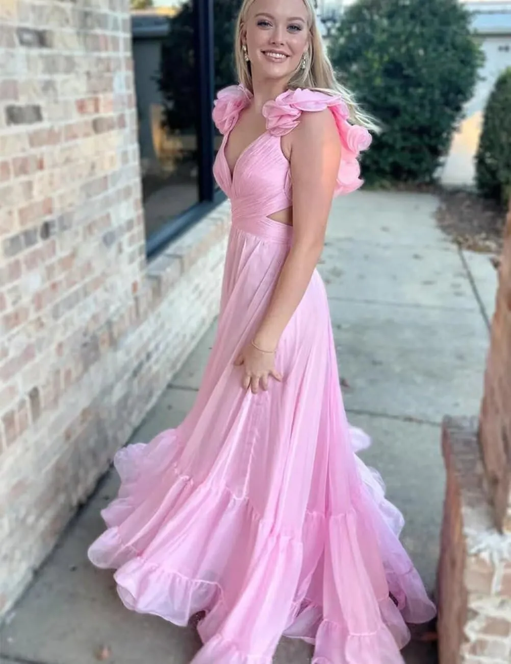 Women's Ruffle Chiffon Prom Dresses V Neck A Line Long Bridesmaid Dresses Tiered Backless Formal Evening Gown